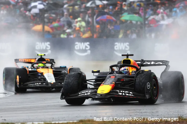 <i>Luyendyk beschrijft het verschil tussen Verstappen en Norris.</i>