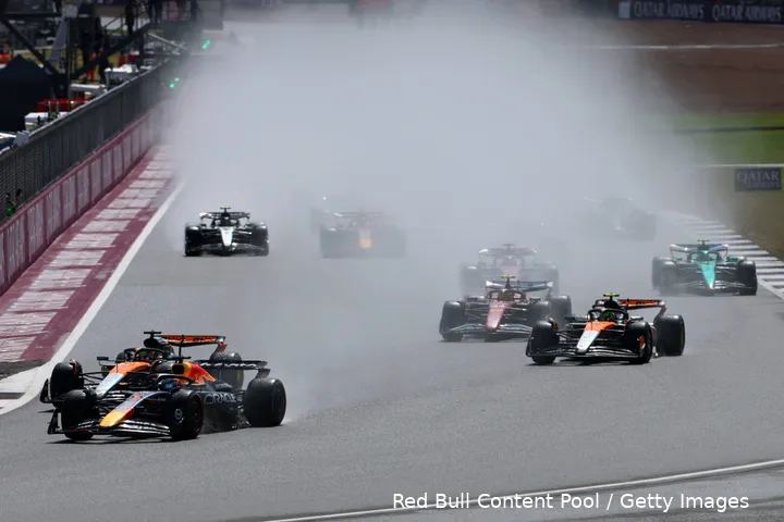 max verstappen red bull racing oscar piastri mclaren 2025 silverstone groot brittannie zondag race start