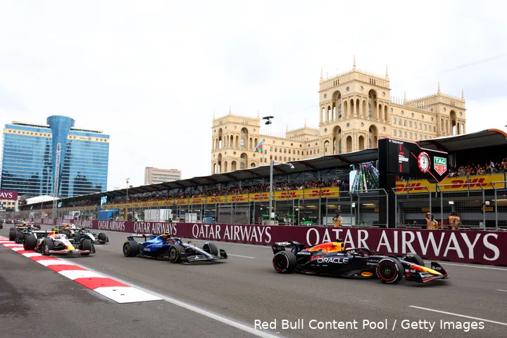 carlos-sainz-williams-liam-lawson-racing-bulls-max-verstappen-red-bull-racing-bakoe-zondag-azerbeidzjan-2025