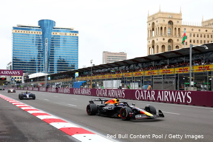 carlos-sainz-williams-liam-lawson-racing-bulls-max-verstappen-red-bull-racing-bakoe-zondag-azerbeidzjan-2025