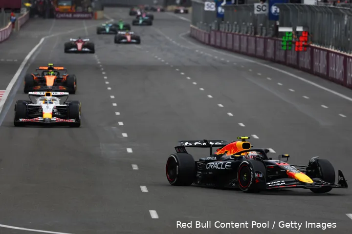 lando-norris-mclaren-isack-hadjar-racing-bulls-yuki-tsunoda-red-bull-racing-bakoe-zondag-azerbeidzjan-2025