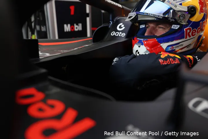 max-verstappen-bakoe-azerbeidzjan-vrijdag-2025-1-red-bull-racing-rb21-12-helm