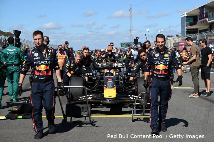 max-verstappen-red-bull-racing-cota-2025-rb21-1-monteurs