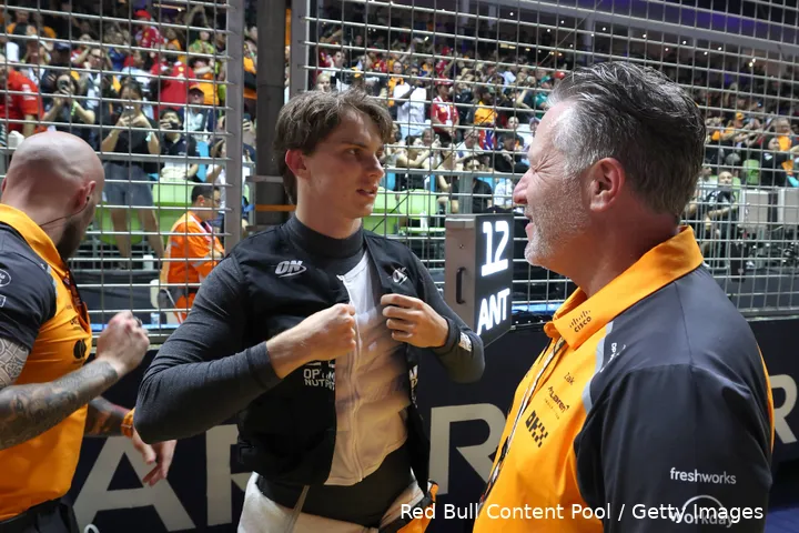 oscar-piastri-zak-brown-pre-grid-race-singapore-mclaren