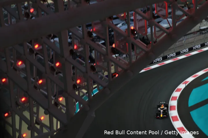 hotel-yas-marina-circuit-abu-dhabi-max-verstappen-red-bull-racing-12-15