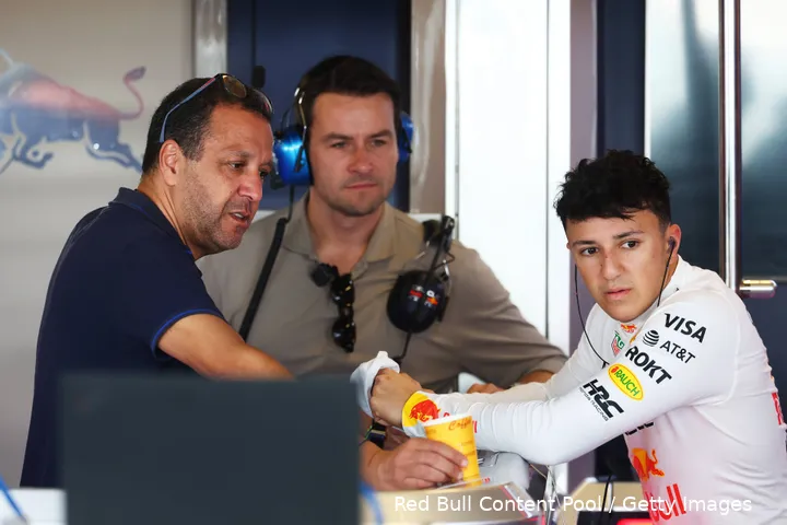 isack-hadjar-red-bull-racing-abu-dhabi-2025-test-18-vader