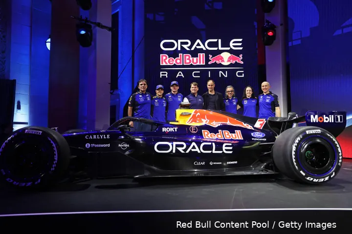 isack-hadjar-red-bull-racing-2026-detroit-1-laurent-mekies-max-verstappen-1-pierre-wache-oliver-mintzlaff-jim-farley