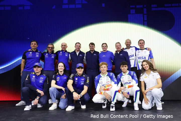 isack-hadjar-red-bull-racing-2026-detroit-1-laurent-mekies-max-verstappen-1-pierre-wache-oliver-mintzlaff-jim-farley-peter-bayer-alan-permane-liam-lawson-arvid-lindblad-racing-bulls-detroit