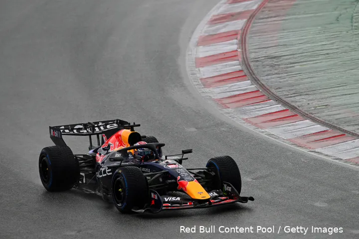 max-verstappen-red-bull-racing-barcelona-wintertest-test-rb22-12