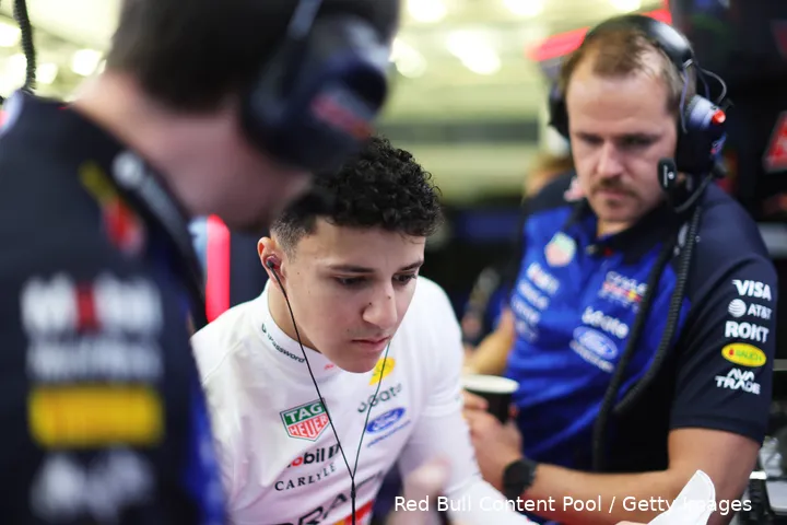 isack-hadjar-red-bull-racing-wintertest-bahrein-3-3-12-engineers