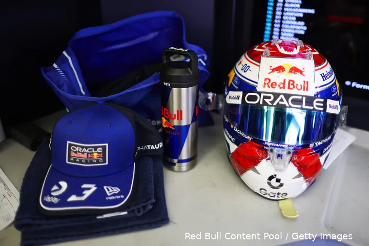 max-verstappen-helm-pet-blikje-drankje-drinken-1-energieblikje