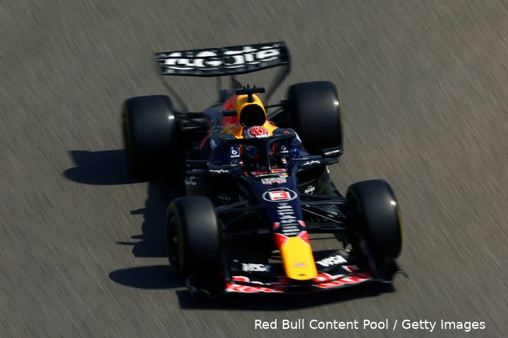 max-verstappen-red-bull-racing-rb22-wintertest-bahrein-110
