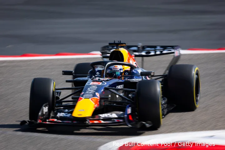 max-verstappen-red-bull-racing-rb22-wintertest-bahrein-111