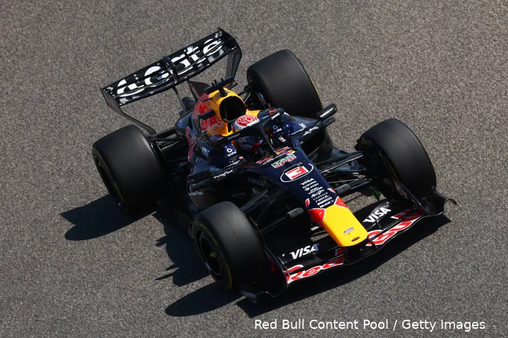 max-verstappen-red-bull-racing-rb22-wintertest-bahrein-120