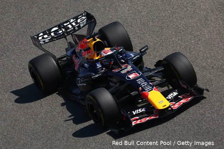 max-verstappen-red-bull-racing-rb22-wintertest-bahrein-122