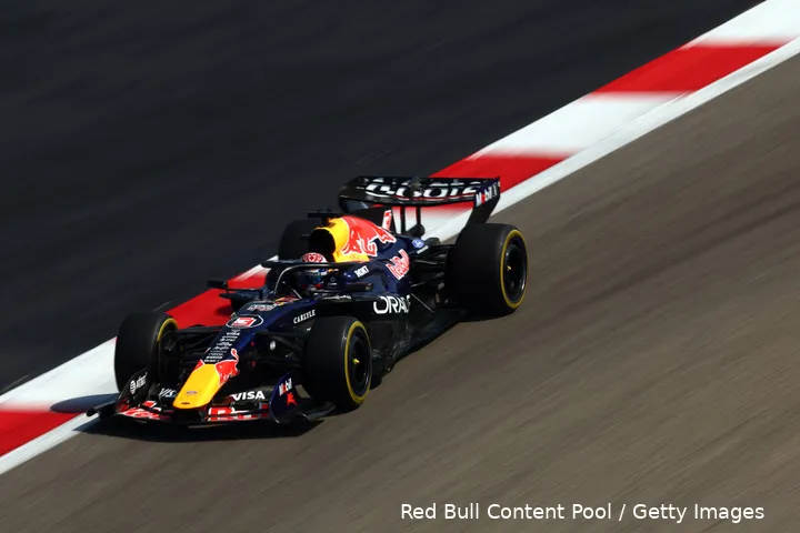 max-verstappen-red-bull-racing-rb22-wintertest-bahrein-13