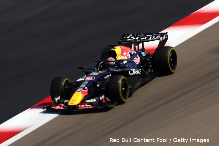 max-verstappen-red-bull-racing-rb22-wintertest-bahrein-14