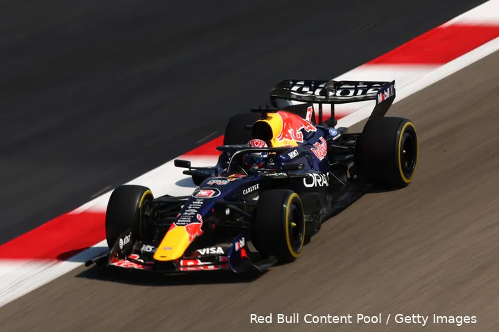max-verstappen-red-bull-racing-rb22-wintertest-bahrein-15