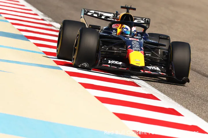 max-verstappen-red-bull-racing-rb22-wintertest-bahrein-16