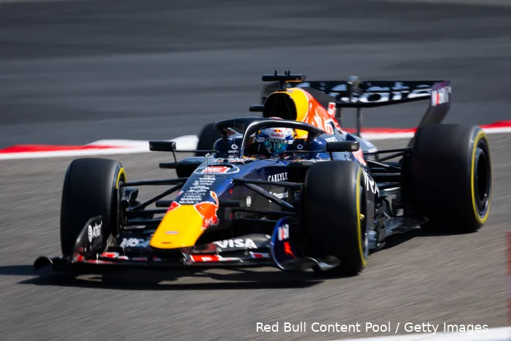 max-verstappen-red-bull-racing-rb22-wintertest-bahrein-19