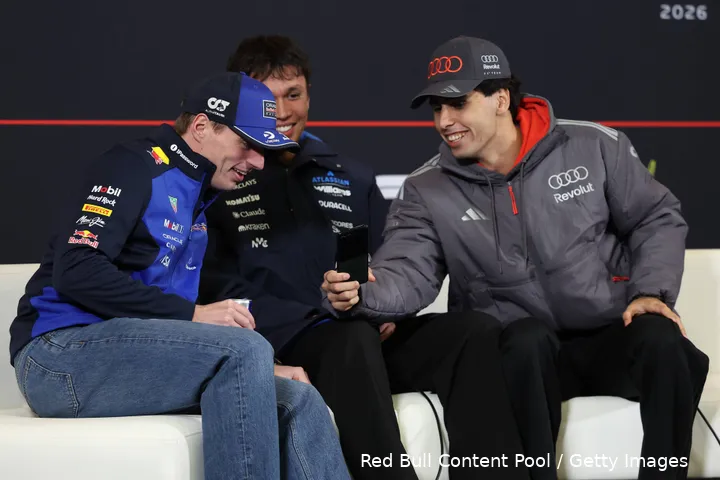 max-verstappen-china-2026-donderdag-red-bull-racing-2-alexander-albon-gabriel-bortoleto-12-lach-telefoon-1