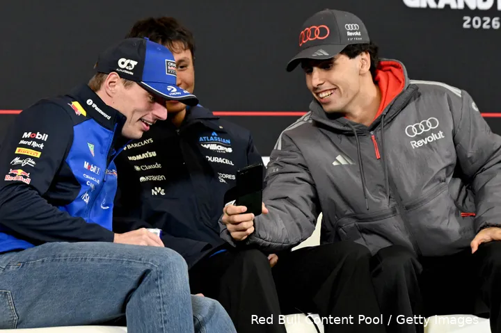 max-verstappen-china-2026-donderdag-red-bull-racing-2-alexander-albon-gabriel-bortoleto-12-lach-telefoon-12