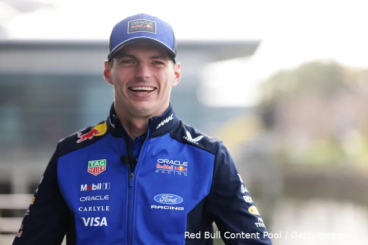 max-verstappen-china-2026-donderdag-red-bull-racing-2-lach-blij