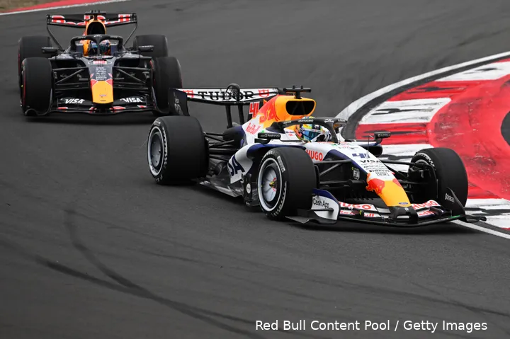 max-verstappen-red-bull-racing-2026-zondag-race-china-arvid-lindblad-racing-bulls