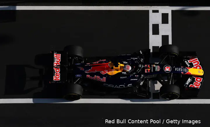 max-verstappen-red-bull-racing-china-vrijdag-3-1-pitstraat