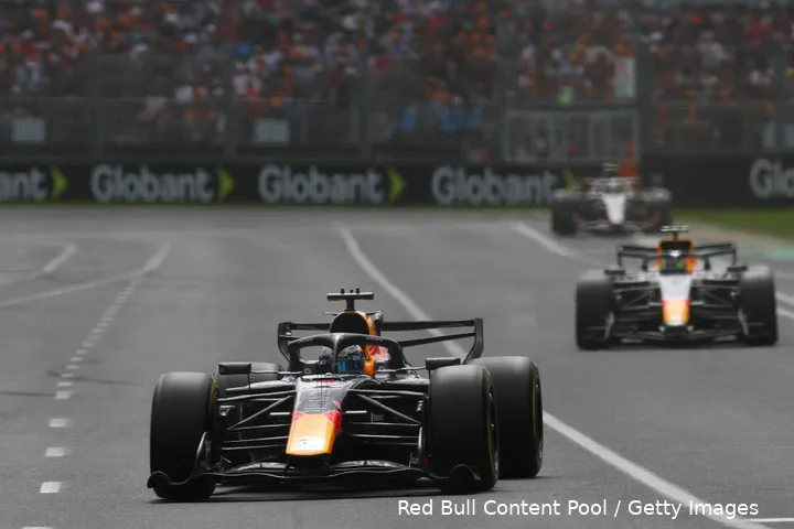 max-verstappen-red-bull-racing-rb22-australië-grand-prix-1-straight-line-mode-arvid-lindblad