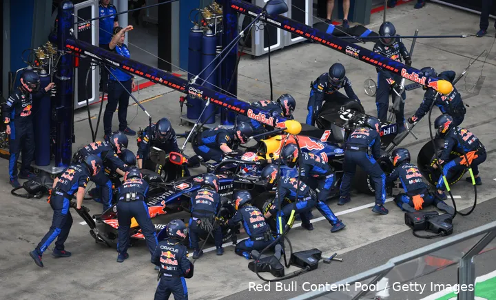 max-verstappen-red-bull-racing-rb22-australië-grand-prix-17-pitstop-1