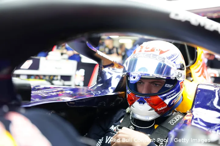 max-verstappen-red-bull-racing-rb22-china-12-1-cockpit