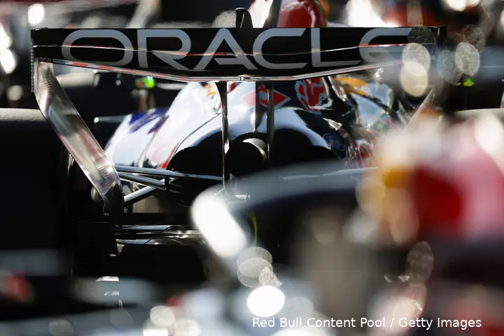 max-verstappen-red-bull-racing-rb22-china-12-1-oracle-sponsor