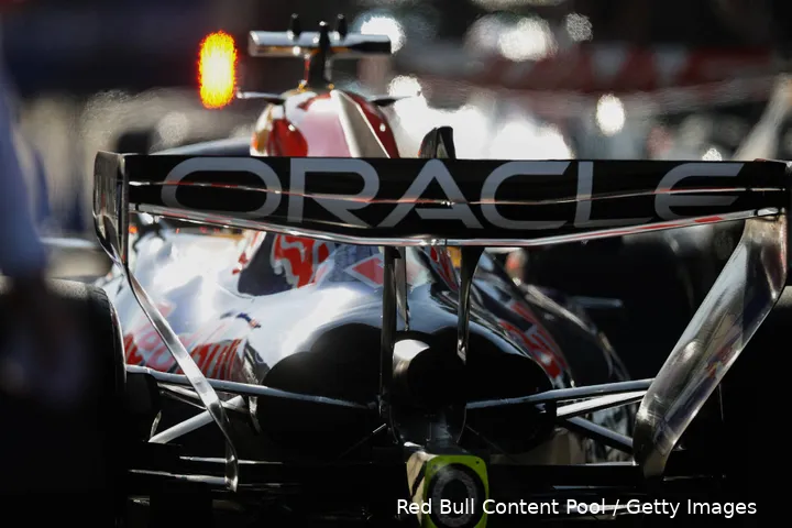 max-verstappen-red-bull-racing-rb22-china-12-1-oracle-sponsor-vleugel