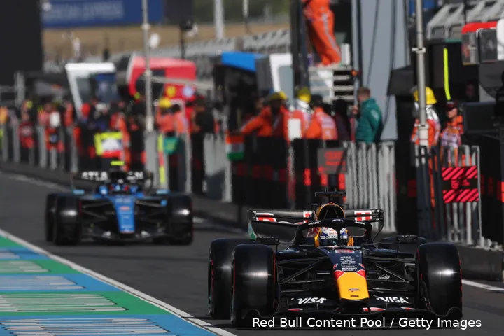 max-verstappen-red-bull-racing-rb22-china-12-1-pitstraat-carlos-sainz