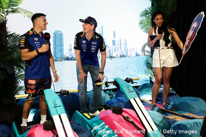 isack-hadjar-red-bull-racing-miami-2026-donderdag-1-Max-verstappen-ariana-bravo