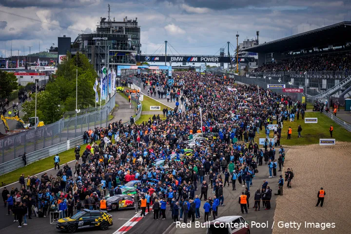 franz-hermann-nordschleife-nls-max-verstappen-dani-juncadella-jules-gounon-lucas-auer-mercedes-amg-gt3-nurburgring-nordschleife-racing-24-uur-1-start-fans