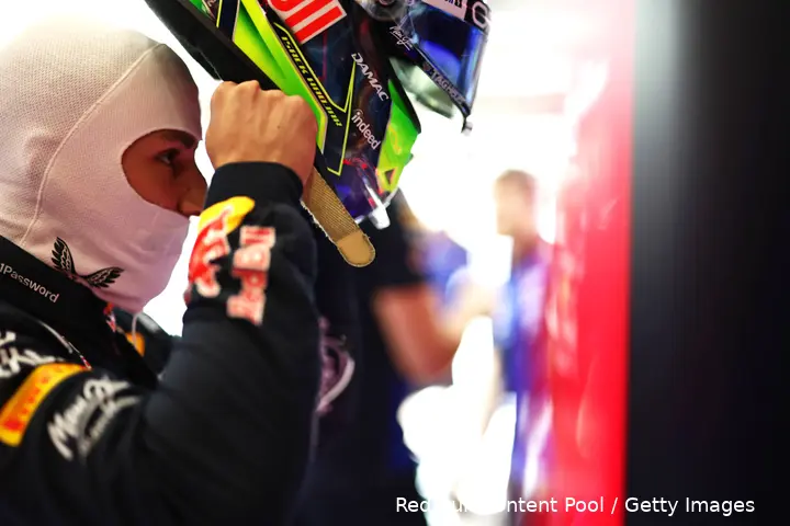 isack-hadjar-red-bull-2026-zaterdag-kwalificatie-belgie-helm