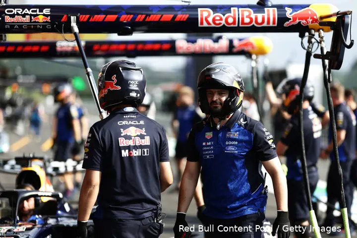 red-bull-racing-monteurs-belgië-pitstop-12