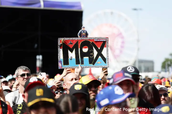 Verstappen-Red Bull-fans-Silverstone-1