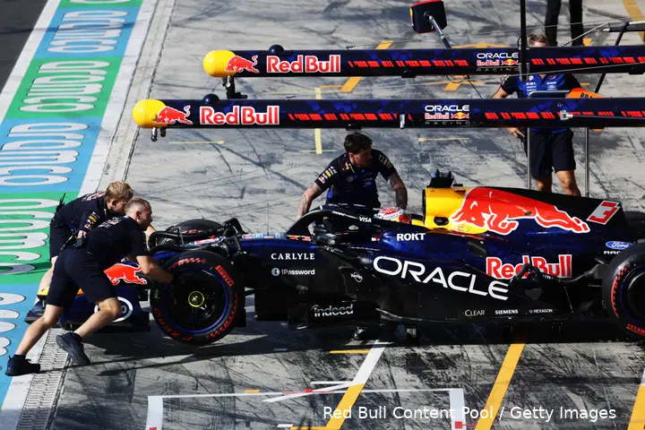 max-verstappen-red-bull-racing-monza-italië-2026-rb22-1-garage-pitstraat