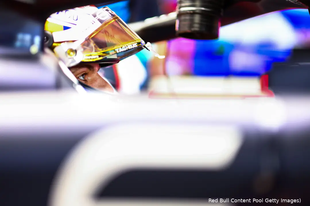 Een rode vlag neutraliseerde de race in Japan, Verstappen moest vooraan de pitstraat wachten. (Foto: Red Bull Content Pool/Getty Images)