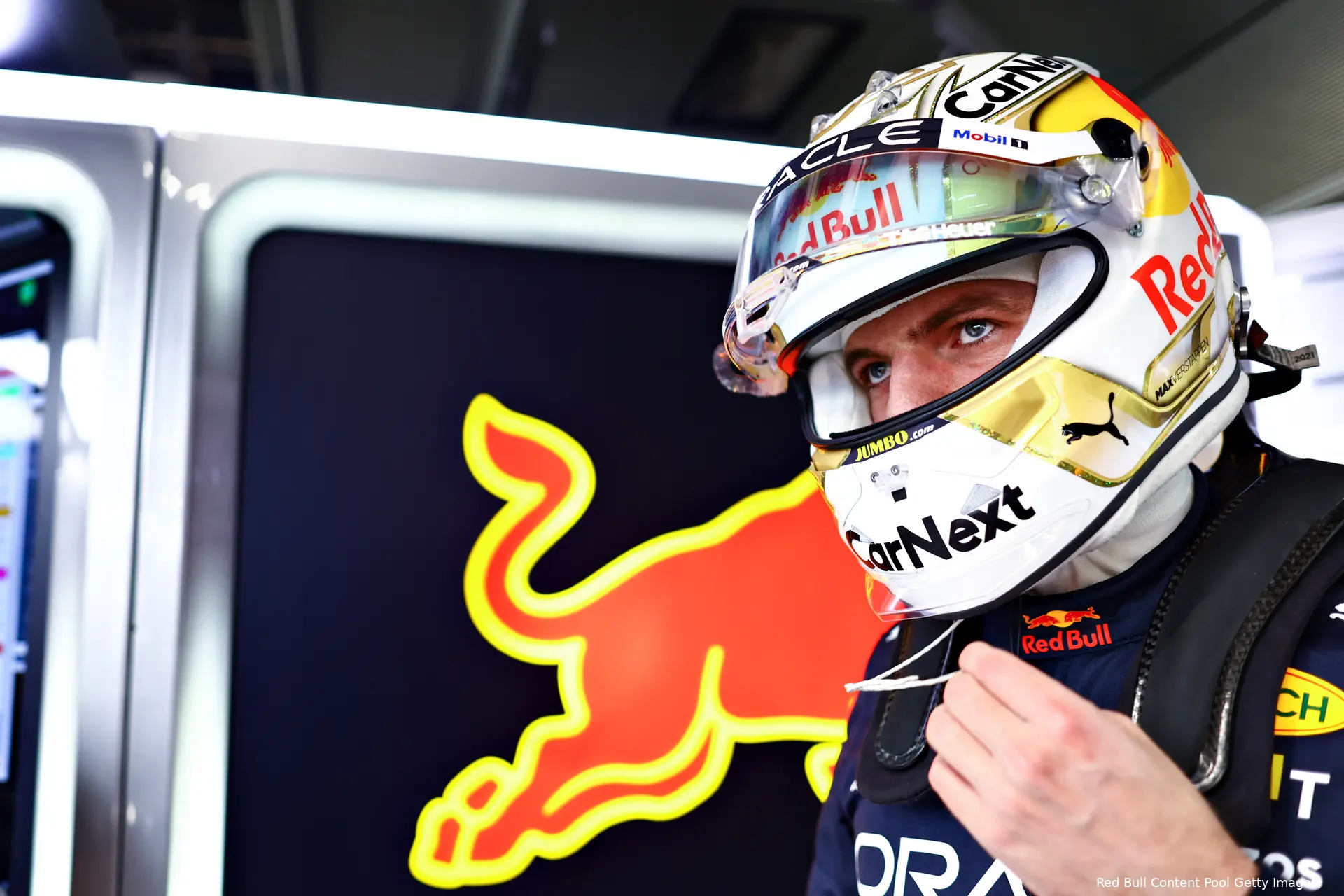 Verstappen kijkend kwalificatie Saoedi Arabie 2022