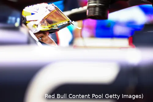 Een rode vlag neutraliseerde de race in Japan, Verstappen moest vooraan de pitstraat wachten. (Foto: Red Bull Content Pool/Getty Images)