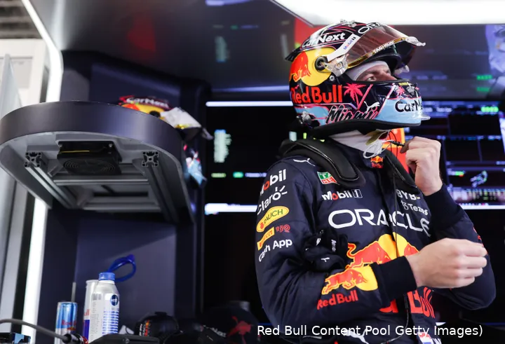 Verstappen maakt zich gereed voor de kwalificatie van de GP Miami 2022 (Foto: Red
Bull Content Pool / Getty Images)