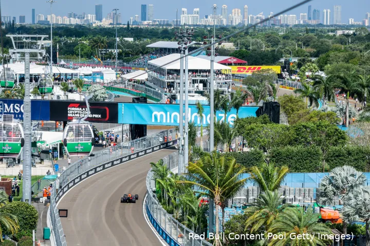 Max
Verstappen tijdens de kwalificatie in de GP Miami 2022 met Miami op de
achtergrond (Foto: Red Bull Content Pool / Getty Images)