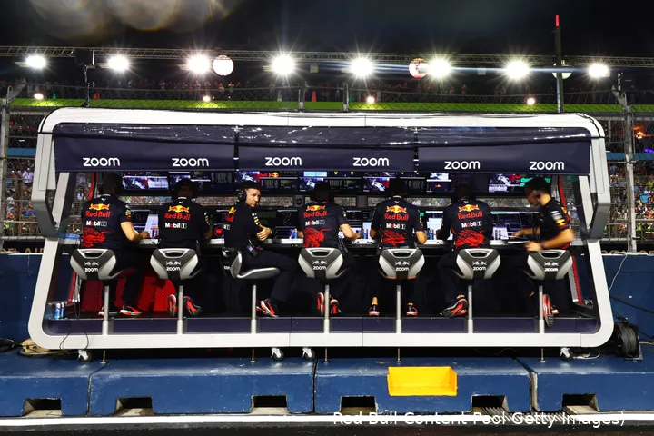 De Red
Bull-pitmuur, kwalificatie voor de Grand Prix van Singapore, Marina Bay Street
Circuit , 2022 (Foto: Red Bull Content Pool / Getty Images)