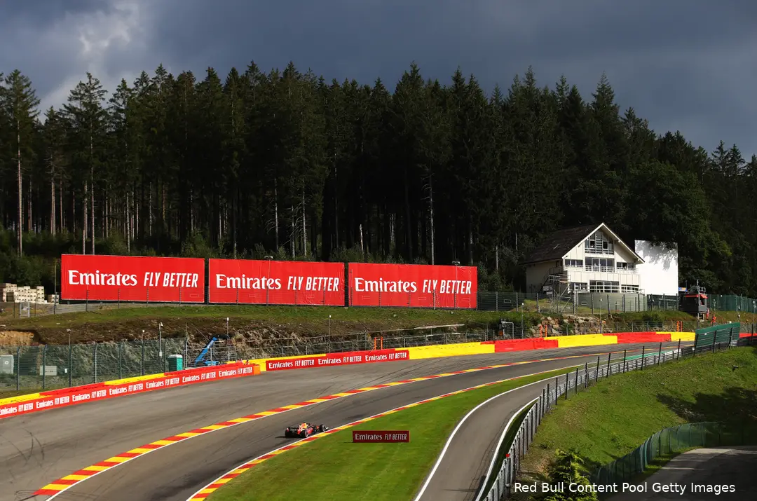 Donkere wolken boven Spa. Uiteindelijk zou de Grand Prix niet verreden worden vanwege de regenval.