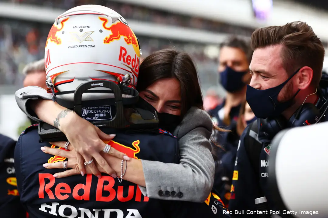 Kelly Piquet omhelst Max Verstappen nadat hij tweede werd tijdens de Grand Prix van Rusland 2021.
