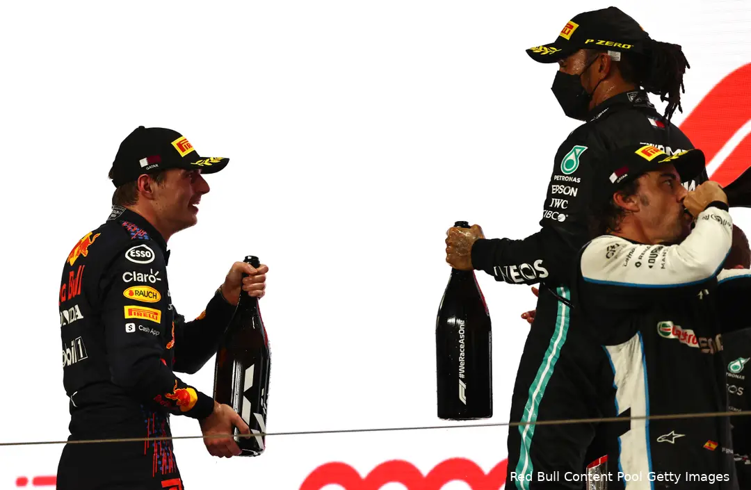 <i>Deze drie meervoudig wereldkampioenen stonden al op heel wat verschillende circuits op het podium, maar alleen in Qatar in 2021 samen met zijn drieën (Foto:&nbsp;Red Bull Content Pool / Getty Image)</i>